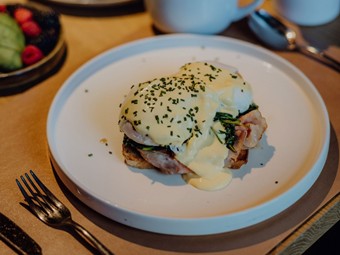 Eggs Benedict beim Frühstück im Restaurant – Naturresort Puradies, Leogang, Salzburger Land Eggs Benedict beim Frühstück im Hotelrestaurant, Puradies Leogang