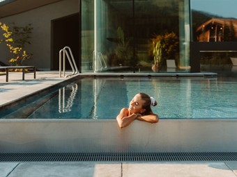 Relaxed Person at the Edge of the Infinity Pool, Naturresort Puradies, Leogang, Salzburger Land Relaxed person at the edge of the Infinity Pool, Puradies Leogang