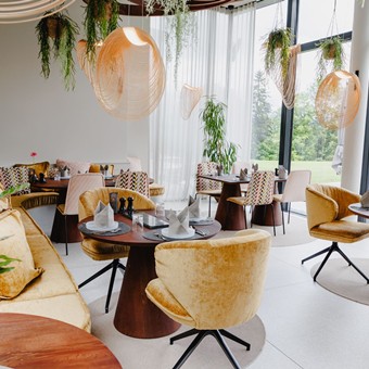 Gourmetrestaurant Ess:enz mit Blick auf die Sommerlandschaft – Naturresort Puradies, Leogang, Salzburger Land Gourmetrestaurant Ess:enz mit Sommerlandschaft, Naturresort Puradies in Leogang
