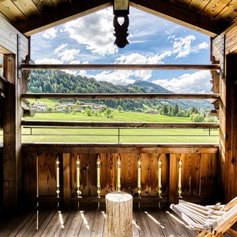 Balkon mit Liegestuhl und Ausblick auf Leogang im Natur Loft im Naturresort Puradies Balkon mit Liegestuhl und Ausblick auf Leogang im Natur Loft im Naturresort Puradies