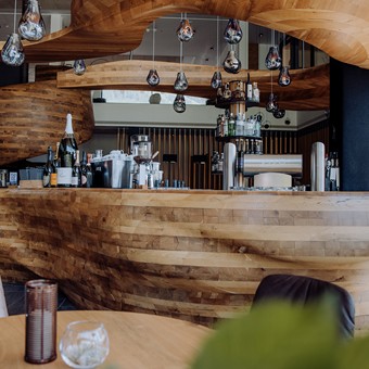 Bar Freiraum mit geschwungener Holzarchitektur, Naturresort Puradies, Leogang, Salzburger Land Bar Freiraum mit Holzarchitektur, Naturresort Puradies Leogang
