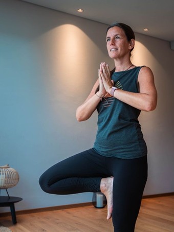 Yogalehrerin Sabrina in Baumhaltung im Yogaatelier, Naturresort Puradies in Leogang