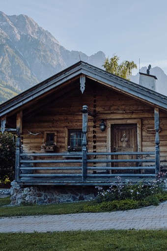 Naturchalet vor Bergpanorama im Naturresort Puradies, Leogang, Salzburger Land Naturchalet vor Bergpanorama, Naturresort Puradies Leogang