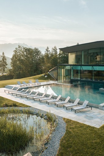 Infinity Pool und Naturbadeteich mit Bergpanorama, Naturresort Puradies, Leogang, Salzburger Land Infinity Pool und Naturbadeteich mit Bergblick, Puradies Leogang