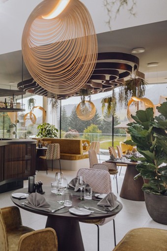 Gourmetrestaurant Ess:enz mit Frontcooking-Theke und gedeckten Tischen, Naturresort Puradies, Leogang, Salzburger Land Gourmetrestaurant Ess:enz mit Frontcooking-Theke, Puradies Leogang