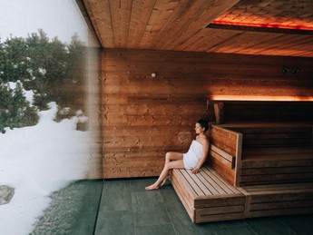 Entspannte Person in der Sauna mit Schneeblick, Puradies Leogang