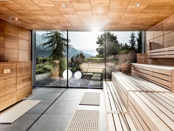 Sauna mit Panoramafenster und Naturblick im Heaven Spa – Naturresort Puradies, Leogang, Salzburger Land Sauna mit Holzbänken und Naturblick, Puradies Leogang