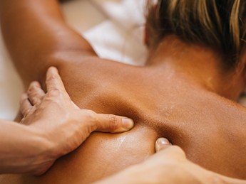 Rückenmassage bei Wellnessbehandlung im Heaven Spa – Naturresort Puradies, Leogang, Salzburger Land Therapeutin bei Rückenmassage im Heaven Spa, Puradies Leogang