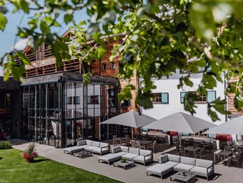Hotelterrasse mit Sitzgelegenheiten, Puradies Leogang
