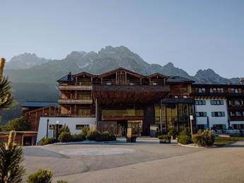 Frontansicht und Haupteingang mit Bergpanorama, Puradies Leogang