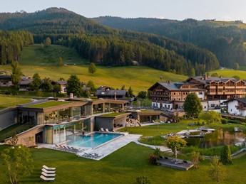 Luftaufnahme des Naturresorts Puradies im Sommer, Leogang