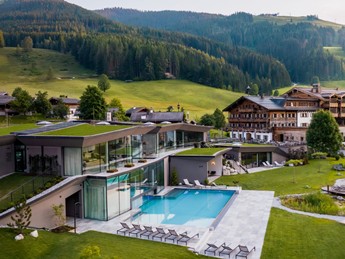 Luftaufnahme des Naturresorts Puradies im Sommer, Leogang