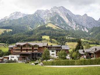 Frontansicht des Hotels vor Bergpanorama, Puradies Leogang