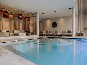 Innenpool des Heaven Spa mit Lounge-Bereich, Puradies Leogang