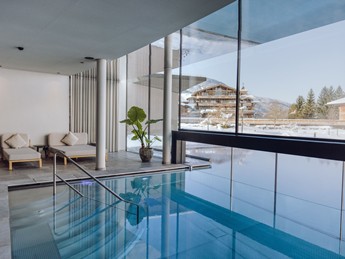 Innenpool im Heaven Spa mit Blick auf Traumquartier im Winter, Puradies Leogang