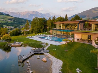 Luftaufnahme von Heaven Spa mit Pool und Naturbadeteich, Puradies Leogang