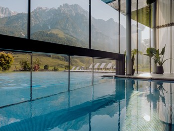 Pool des Heaven Spa mit Bergpanorama, Puradies Leogang