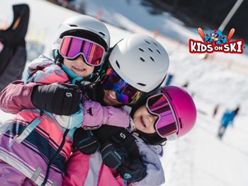 Kinder mit Skihelmen bei Kinder mit Skihelmen bei Kids on Ski, Naturresort Puradies in Leogang