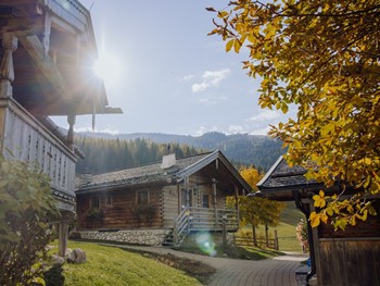 Naturchalets im Herbstlicht – Chaletdorf im Puradies, Naturresort Puradies, Leogang, Salzburger Land Naturchalets im Chaletdorf im Herbstlicht, Naturresort Puradies in Leogang