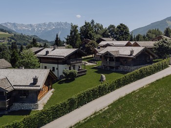 Chaletdorf mit Bergpanorama im Sommer, Puradies Leogang