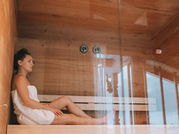 Person in der Sauna der Spa Suite Wolke 7, Puradies Leogang