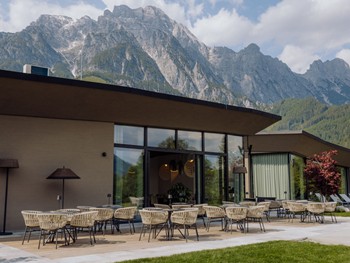 Ess:enz Terrasse mit Bergpanorama und Sommerlandschaft – Naturresort Puradies, Leogang, Salzburger Land Ess:enz Terrasse mit Bergpanorama und Sommerlandschaft, Puradies Leogang