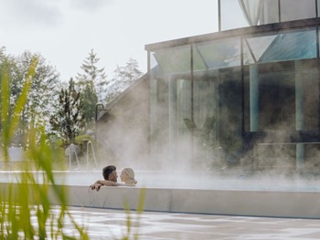 Zwei Personen im dampfenden Außenpool des Heaven Spa im Naturresort Puradies