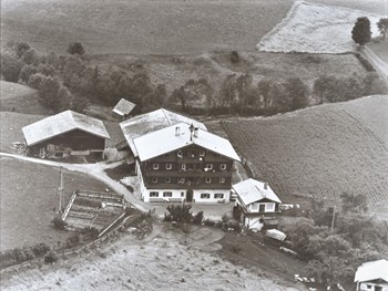 Historische Luftaufnahme des Embachhofs – Naturresort Puradies, Leogang, Salzburger Land Historische Luftaufnahme Embachhof, Puradies Leogang