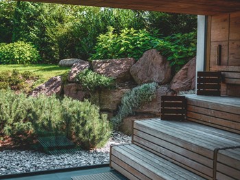 Sauna mit Blick auf den naturnahen Außenbereich im Heaven Spa – Naturresort Puradies, Leogang, Salzburger Land Sauna mit Blick auf den naturnahen Außenbereich, Puradies Leogang