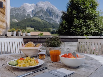 Frühstück mit Bergblick auf Chalet-Terrasse, Puradies Leogang