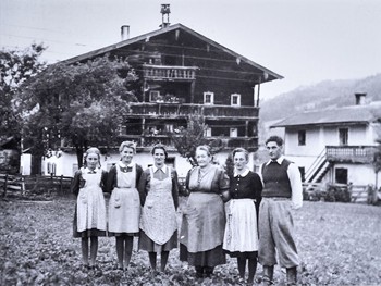 Historische Aufnahme der ersten Gäste vor dem Embachhof – Naturresort Puradies, Leogang, Salzburger Land Historische Aufnahme erster Gäste vor Embachhof, Puradies Leogang