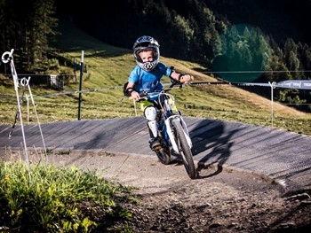 Kind auf Mountainbike-Trainingsstrecke bei Leogang, Salzburger Land Kind auf Bike-Trainingsstrecke, Leogang
