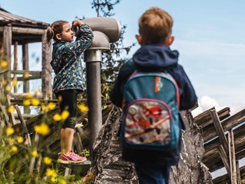 Kinder in Leos Wasserwelt am Berg der Sinne, Leogang, Salzburger Land Kinder am Aussichtsfernrohr, Leos Wasserwelt Leogang