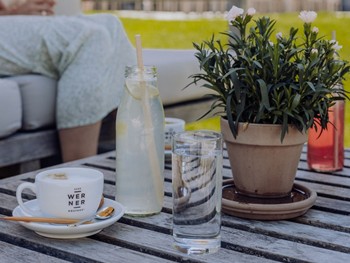 Entspannen auf der Terrasse – Naturresort Puradies, Leogang Kaffee und Limonade auf der Terrasse, Puradies Leogang