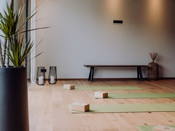 Yogaatelier mit Matten und Blöcken, Naturresort Puradies in Leogang