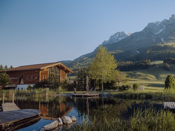 Naturbadeteich mit Saunahaus und Bergpanorama, Puradies Leogang
