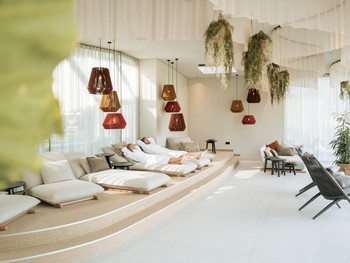 Zwei Personen im Bademantel im Ruheraum des Heaven Spa im Naturresort Puradies