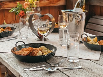 Abendessen auf der Chalet-Terrasse im Naturresort Puradies, Leogang, Salzburger Land Gedeckter Tisch auf Chalet-Terrasse, Puradies Leogang, Salzburger Land