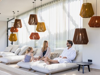 Familie auf Liegen im Ruheraum des Heaven Spa, Naturresort Puradies, Leogang, Salzburger Land Familie auf Liegen im Ruheraum des Heaven Spa, Puradies Leogang