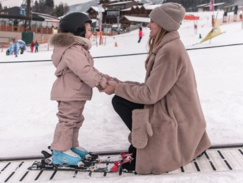 Kind beim ersten Skifahren mit Begleitung in Leogang Kind beim ersten Skifahren mit Begleitung in Leogang