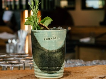 Signature-Drink in der Bar Freiraum – Naturresort Puradies, Leogang Drink mit Rosmarin und Minze in der Bar Freiraum, Puradies