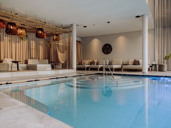 Innenpool des Heaven Spa mit Lounge-Bereich – Naturresort Puradies, Leogang, Salzburger Land Innenpool des Heaven Spa mit Lounge-Bereich, Puradies Leogang