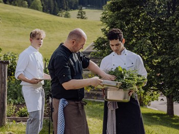Küchenteam beim Sammeln von Kräutern – Naturresort Puradies, Leogang, Salzburger Land Küchenteam beim Sammeln von Kräutern, Naturresort Puradies in Leogang