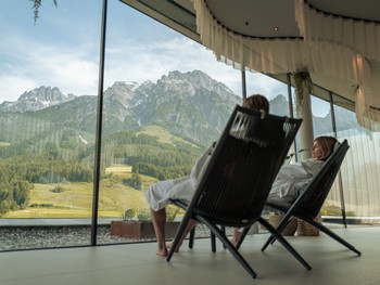 Entspannende Personen mit Bergblick im Heaven Spa, Naturresort Puradies