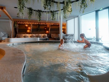 Kinder planschen im Kinderpool, Heaven Spa, Naturresort Puradies in Leogang