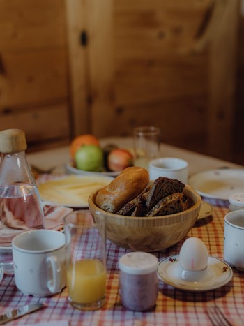 Gedeckter Frühstückstisch im Chalet, Puradies Leogang