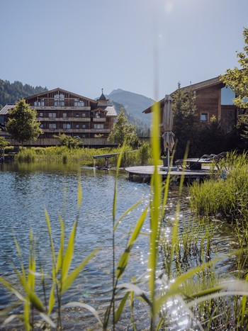 Naturbadeteich mit Schilf, Traumquartier und Saunahaus, Puradies Leogang