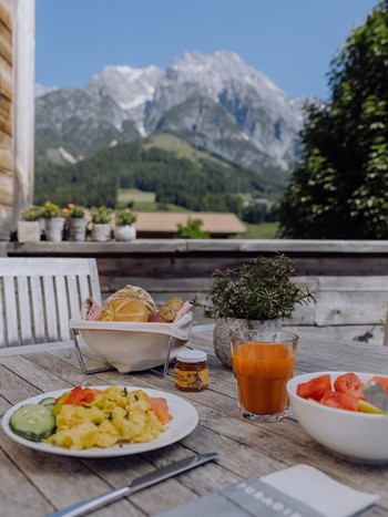 Frühstück mit Bergblick auf Chalet-Terrasse, Puradies Leogang