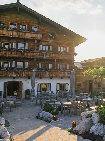 Embachhof mit Sonnenterrasse bei Sonnenuntergang, Puradies Leogang
