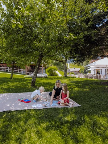 Kinderbetreuung im Grünen mit Spielen auf der Picknickdecke, Naturresort Puradies